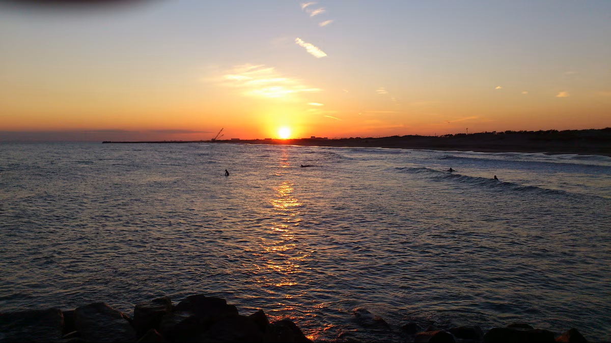 野手浜 夕日でサーフィンの写真 　
